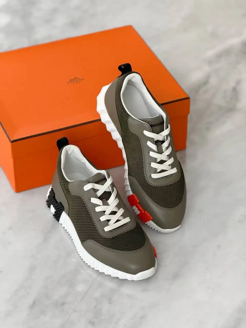 Snearkes hermes boucing