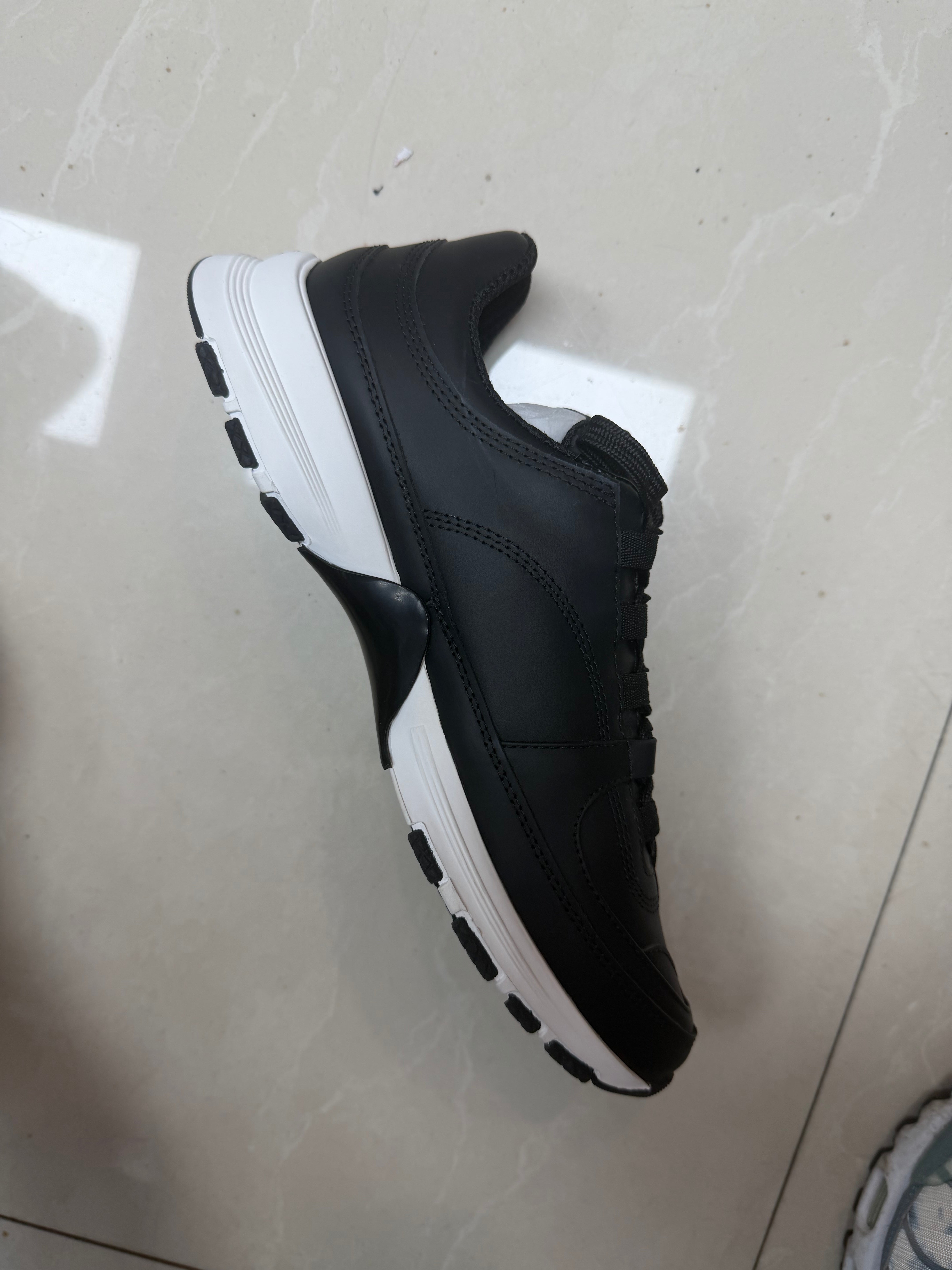 Sneakers Chanel noir blanc cuir