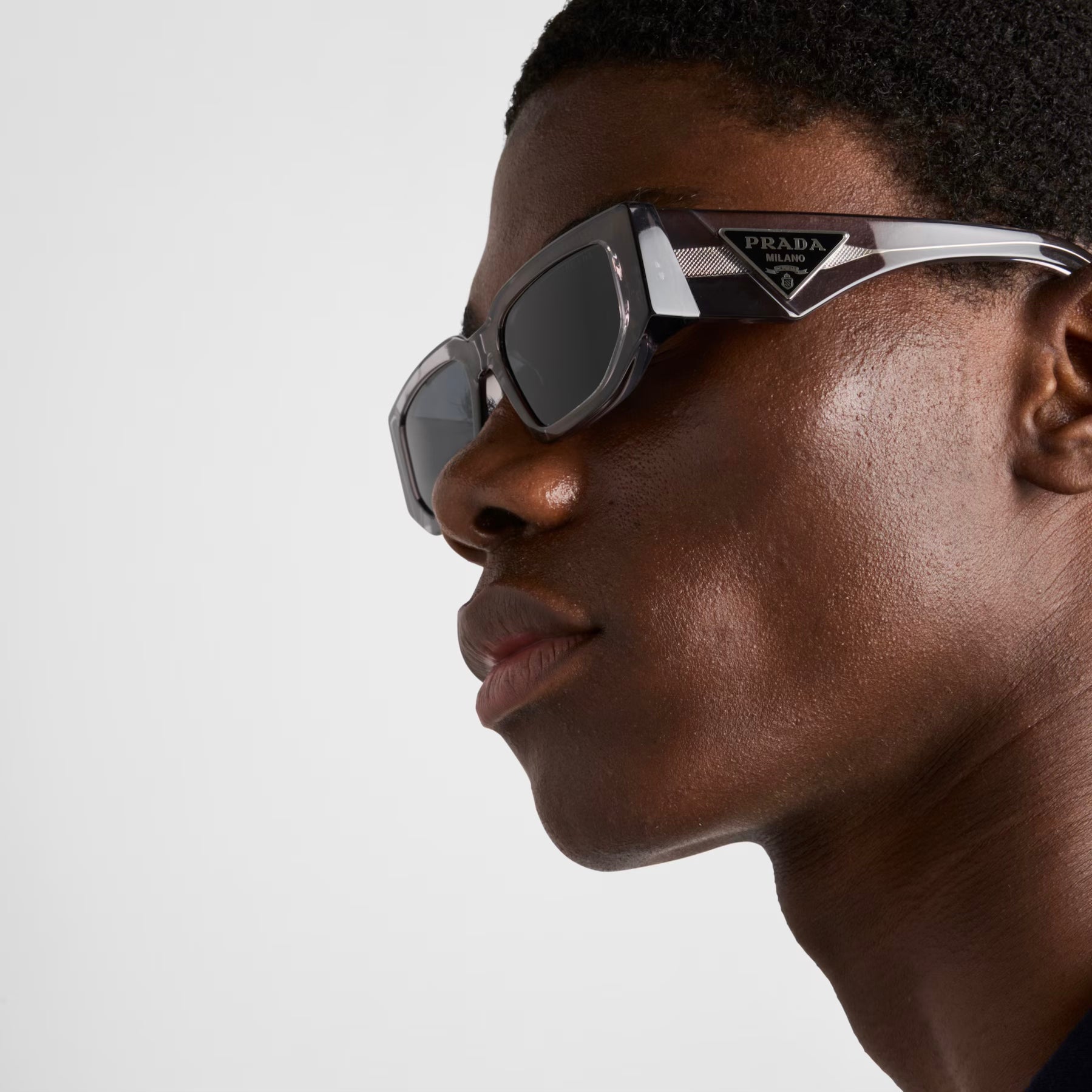 Lunettes de soleil avec logo triangulaire